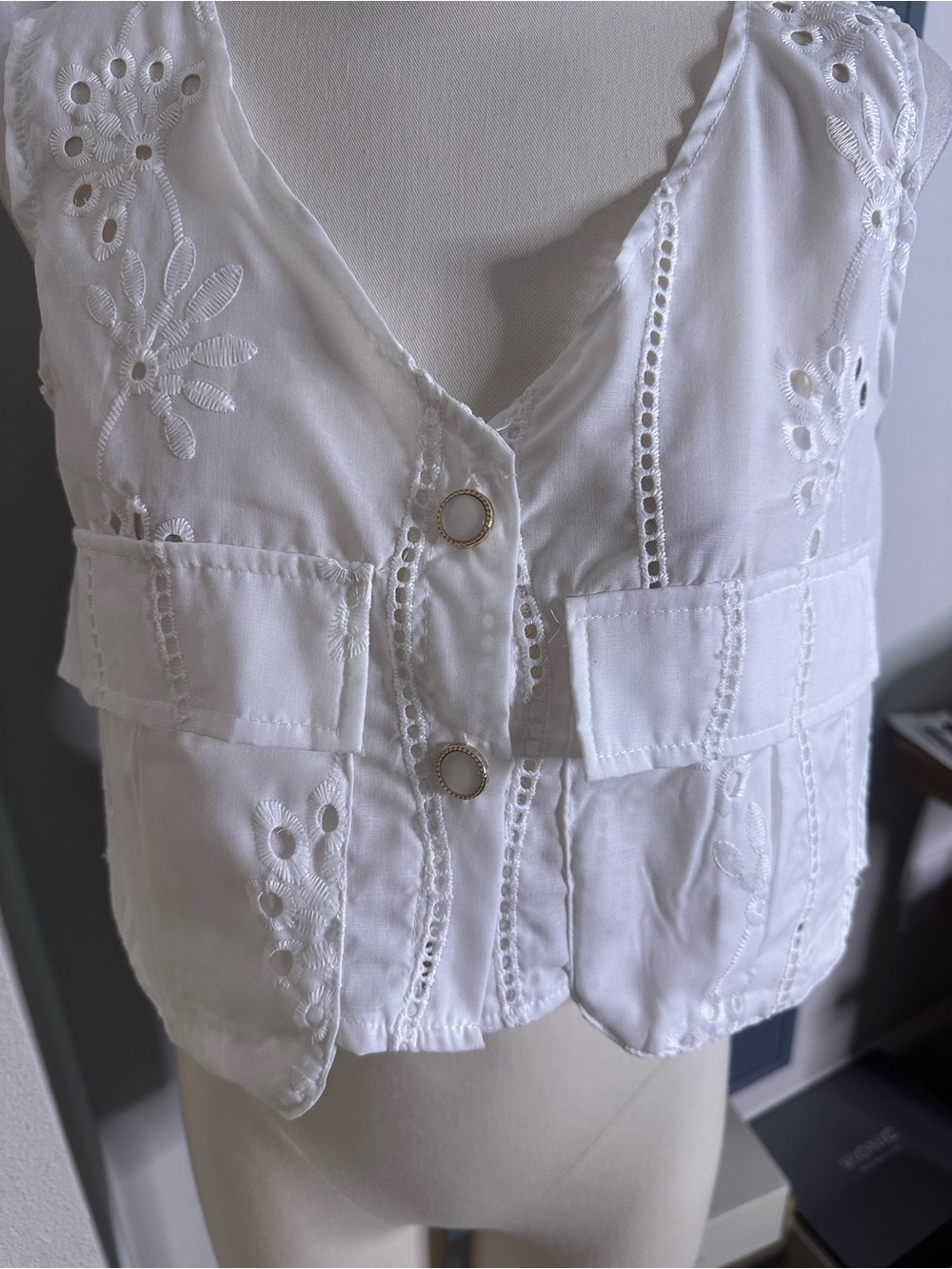NWOT SHEIN White Eyelet Cropped Embroidered Button-Front Top. Size Medium